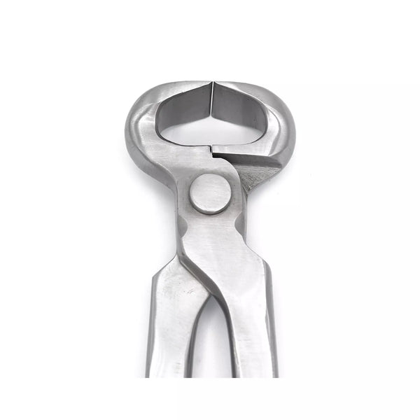 Front view of spring-free hoof nippers showing sharp, aligned cutting jaws designed for precise and controlled horse hoof trimming
